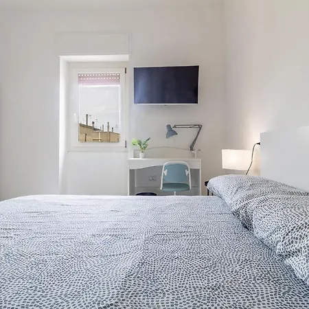 Halloggio Economy 4p No Elevator Гостевой дом 3*