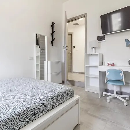 Halloggio Economy 4p No Elevator Гостевой дом 3*