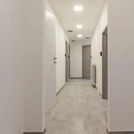 Halloggio Economy 4p No Elevator 3* Сассари